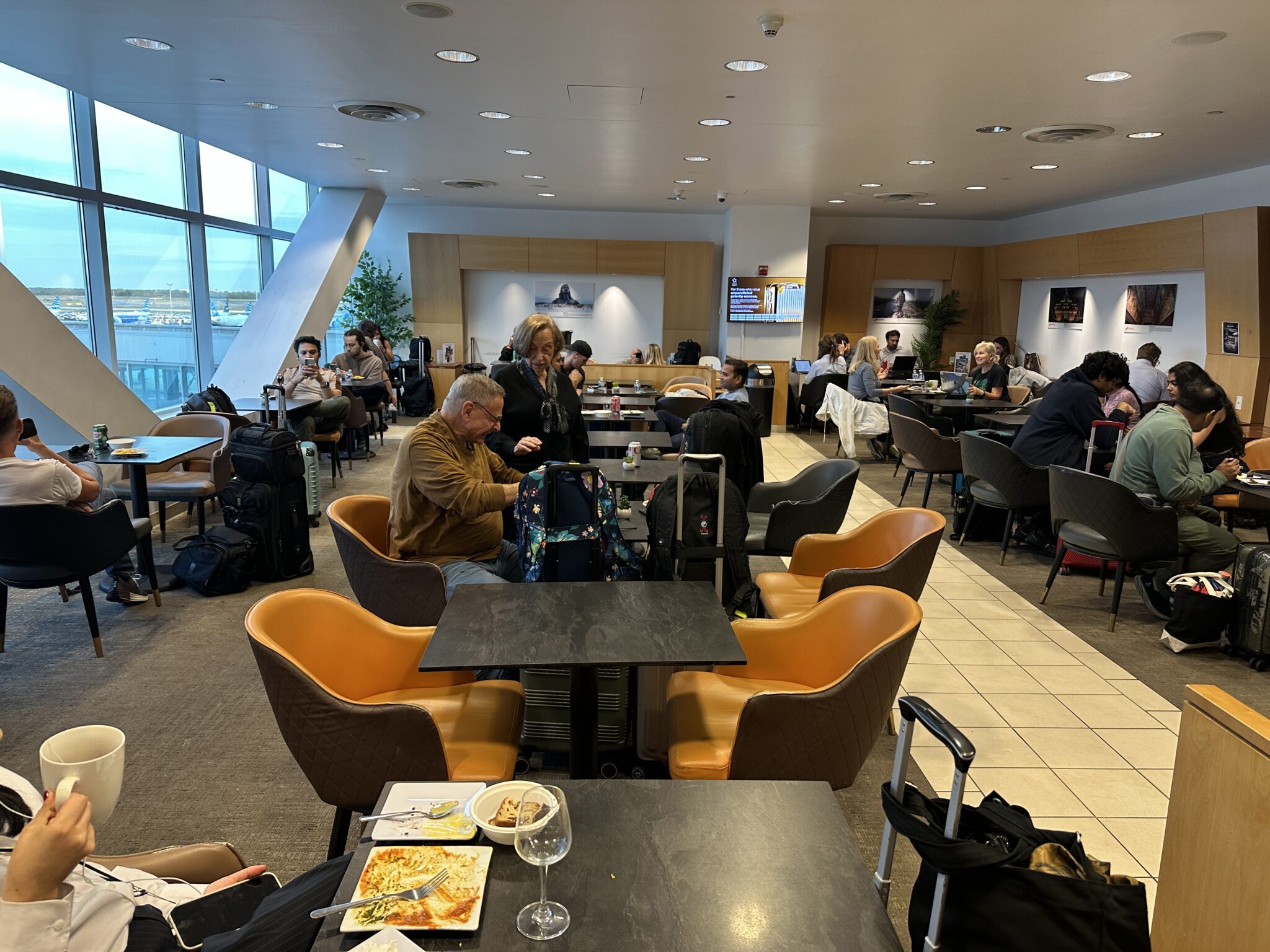 Personas sentadas en las mesas del restaurante.