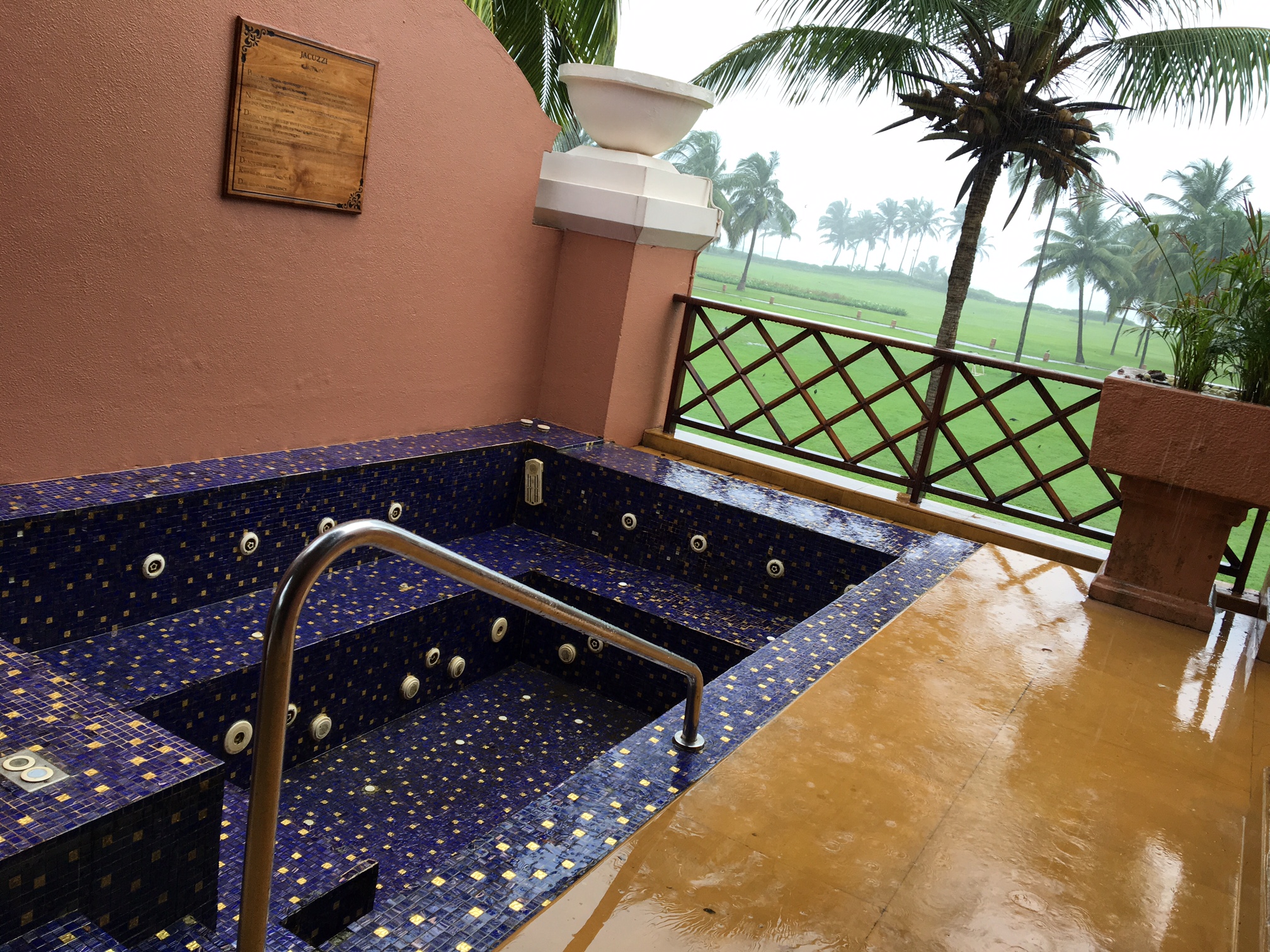 PH_Jacuzzi Live from a Lounge