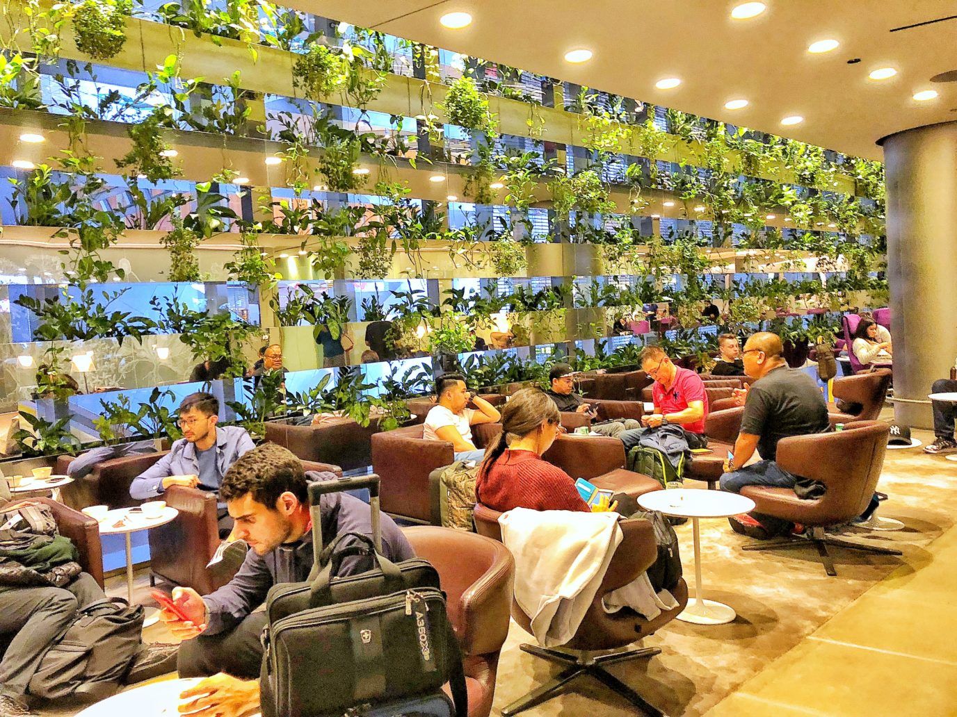 Review Qatar Airways Business Class Lounge, Doha Live from a Lounge