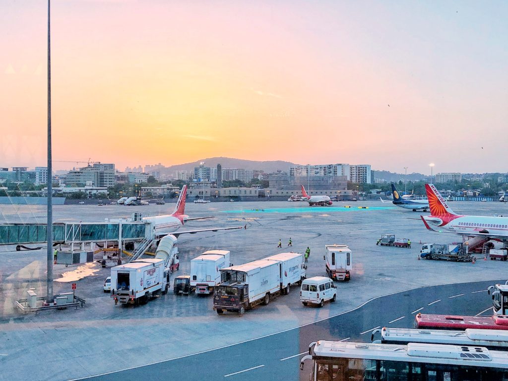 L'alba all'aeroporto di Mumbai