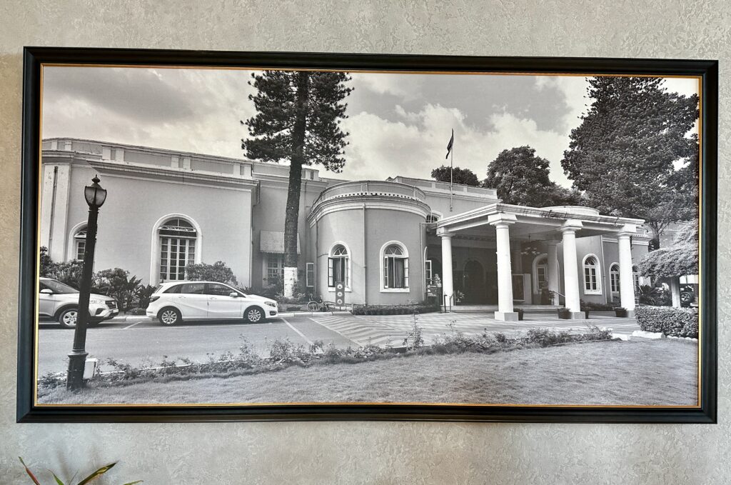 a picture of a building with columns and a car in front of it